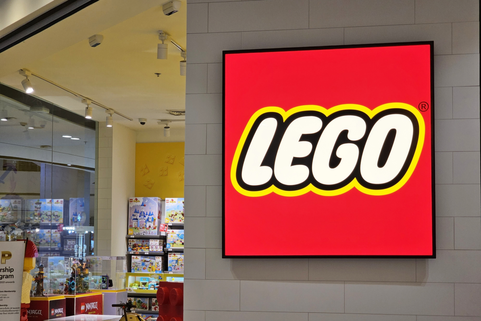 Photo of the exterior of the LEGO store at a mall.